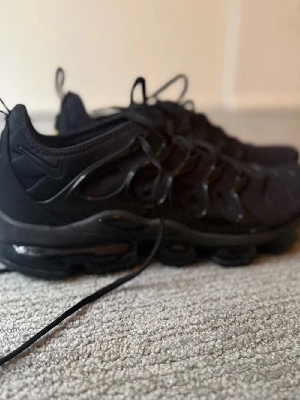 Nike Men's Black Low-Top Air-Style Sneakers